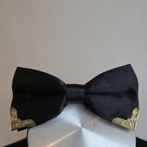 Elegant Black Bow Tie with Gold Accents
